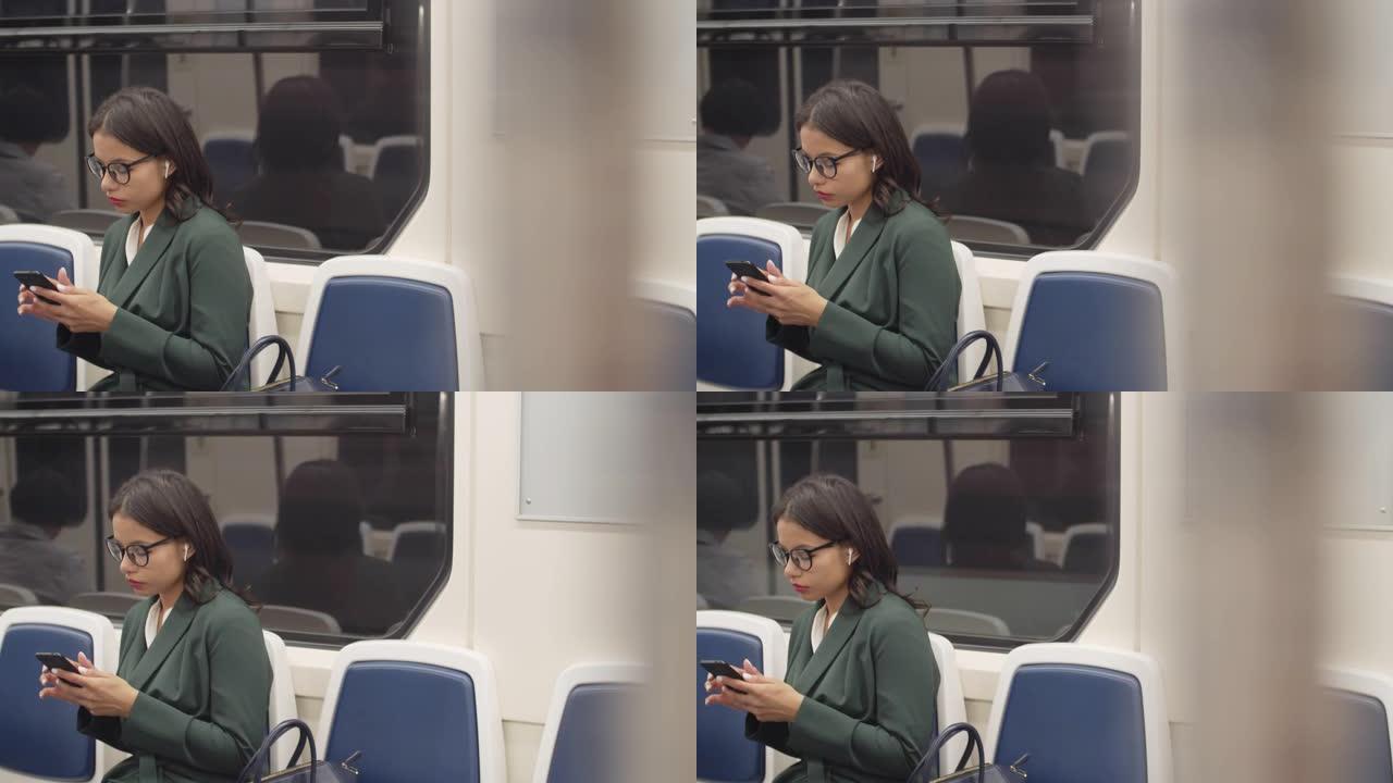 地铁车厢里的女人