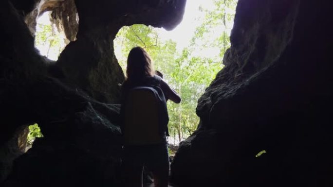 旅游旅行者从克拉比黑暗的Khao Kanab Nam洞穴中走出