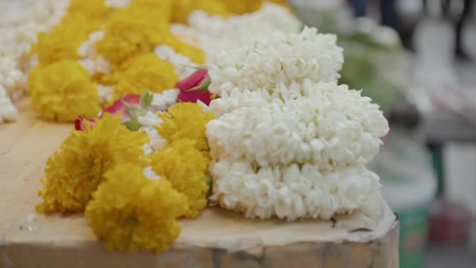 慢动作泰国茉莉花环花卉出售。
