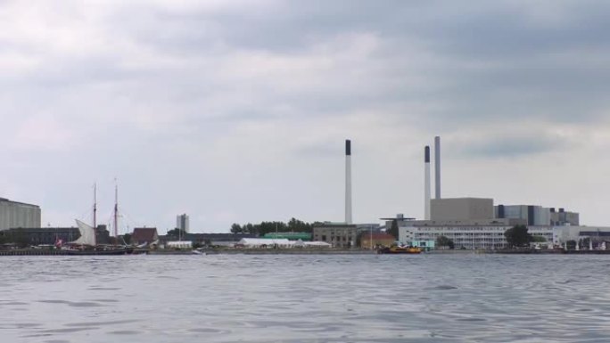 夏季，哥本哈根港口和Amager资源中心在戏剧性的乌云下