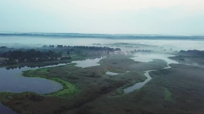 黎明前的雾在湖泊天线上