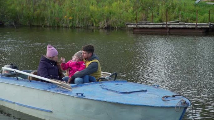 年轻的家庭在河上划船