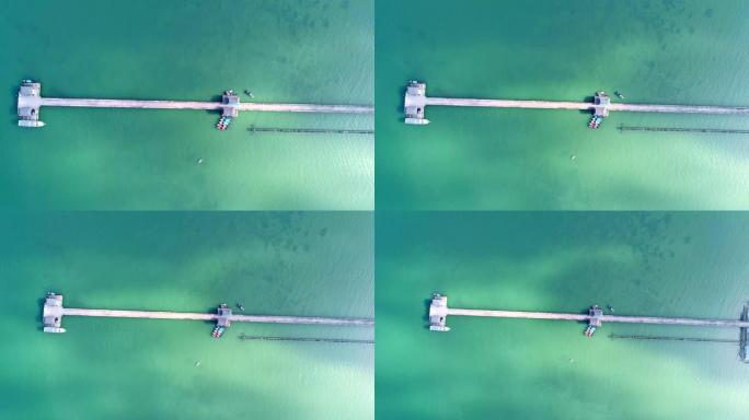 空中无人机鸟瞰镜头俯视长尾渔船，小桥入海