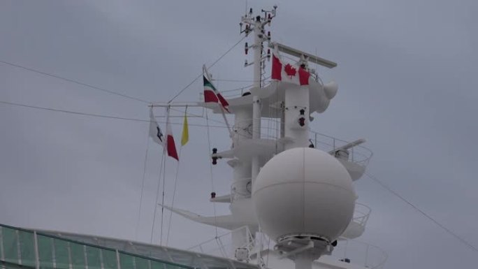 导航系统和游船旗帜。
