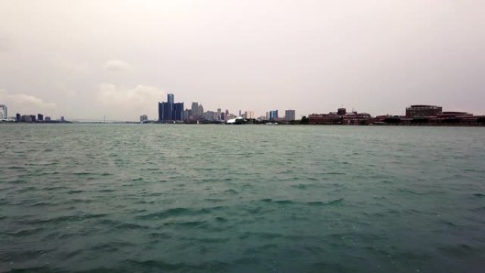 多云的下午，从贝尔岛 (Belle Isle) 俯瞰底特律城市天际线的无人驾驶飞机
