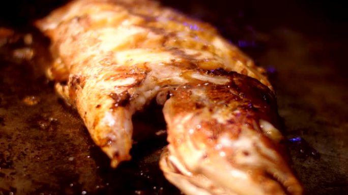 传统做法是把鱼放在深色的平底锅里，用油煎