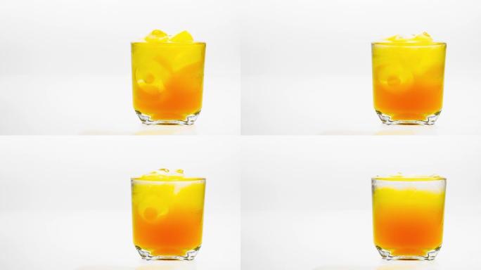 时间流逝，带有冰的橙汁在白色背景上融化。