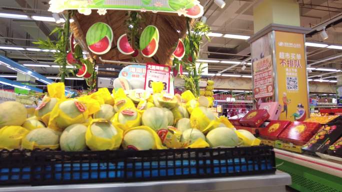 超市顾客挑选满意的水果