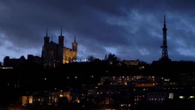 夜间照明城市-美丽的里昂，法国第三大城市和第二大市区。