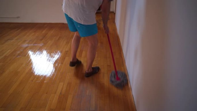 成熟的男人在家清理新粉刷的房间库存视频