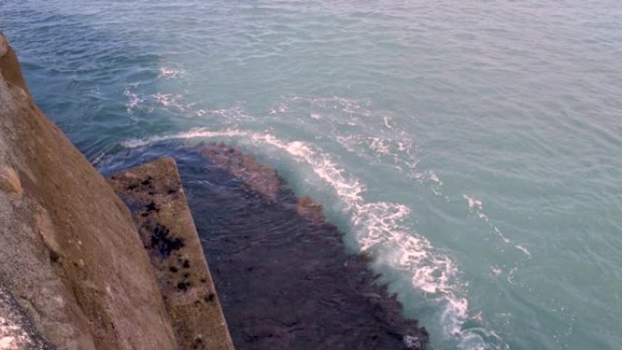 海浪溅到港口的墙壁上