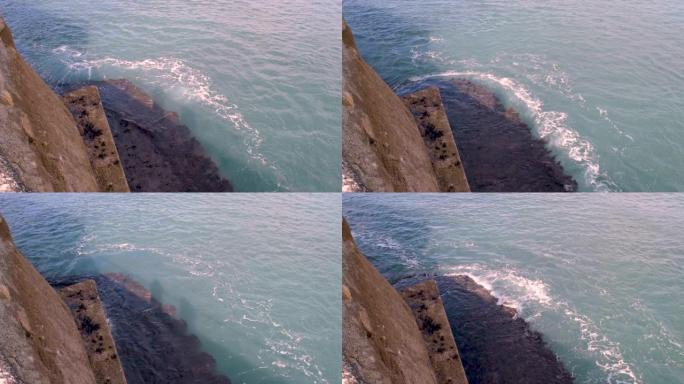 海浪溅到港口的墙壁上