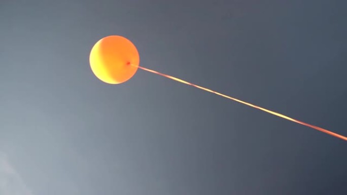 天空中丝带上的橙色球