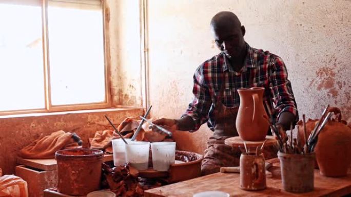 在陶器车间工作的非洲人