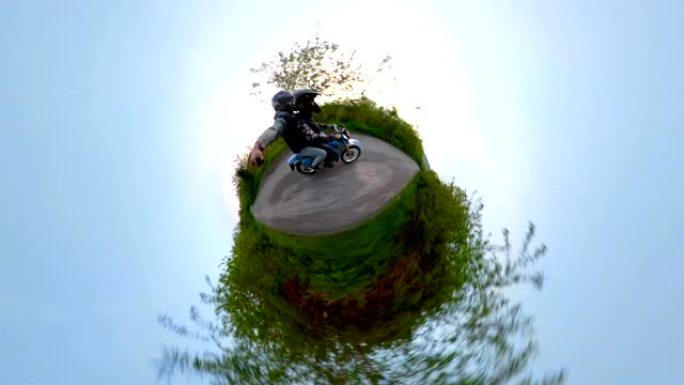 无忧无虑的男人骑着摩托车携带360度相机