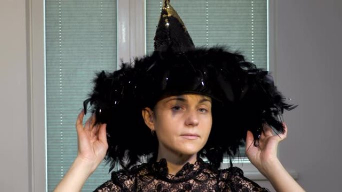 女人试戴万圣节女巫帽子