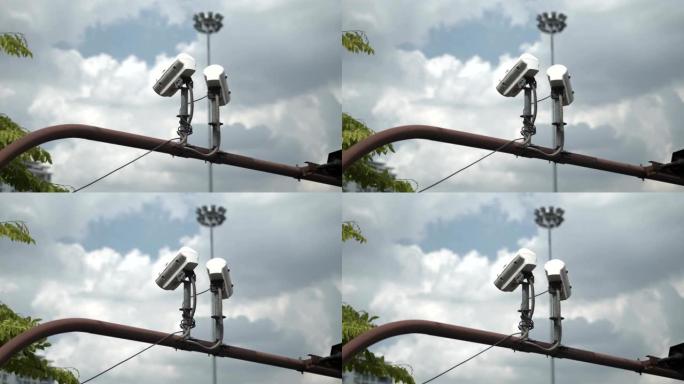 4k镜头，专栏上的闭路摄像机 (CCTV)，用于检查城市交通。