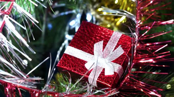 带灯树背景上的圣诞红色礼品盒。圣诞快乐，新年快乐。圣诞节和元旦，红色礼盒。新年或圣诞节礼品盒。