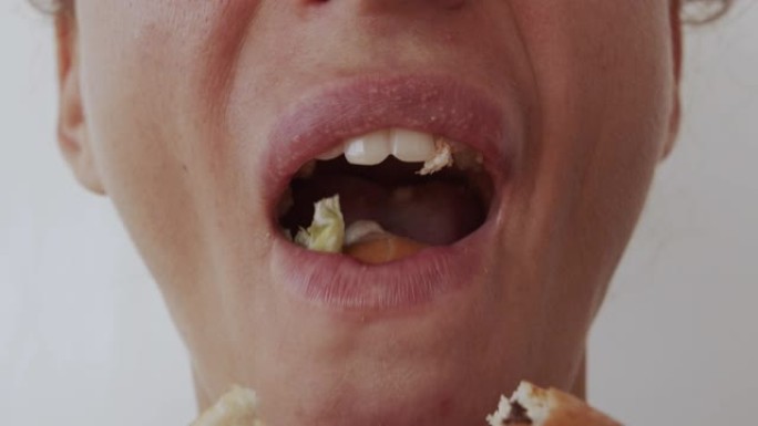 女人吃汉堡，不健康的饮食，特写嘴唇