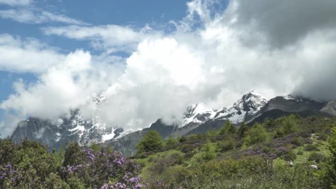 TL: 中国四川省四姑娘山国家公园海子谷四姑娘山地区山脉的自然景观