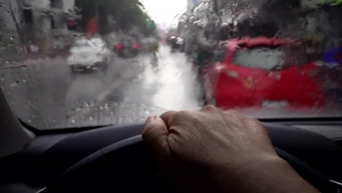 在市中心驾驶汽车的雨天