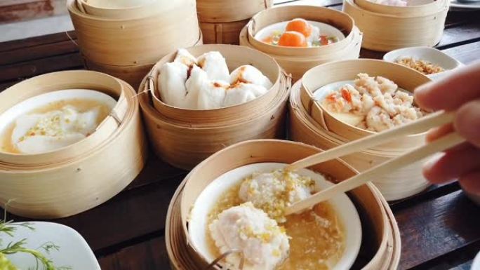 中国菜。蒸点心吃各种传统的。亚洲街头食品市场