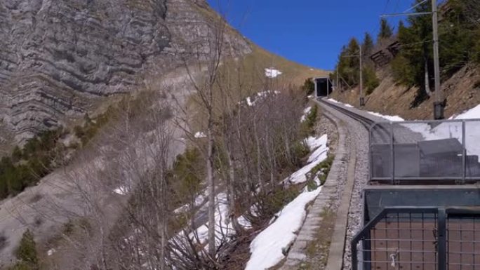 齿轮火车在铁路上的雪山中行驶。瑞士，阿尔卑斯山