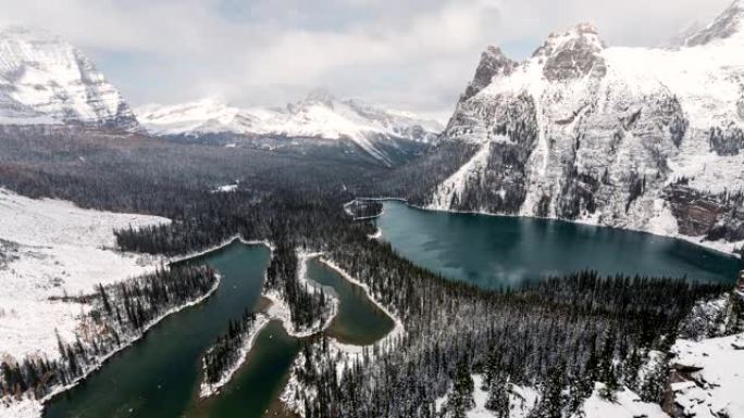 在加拿大Yoho国家公园的暴风雪中，奥巴宾高原与Ohara湖的高峰
