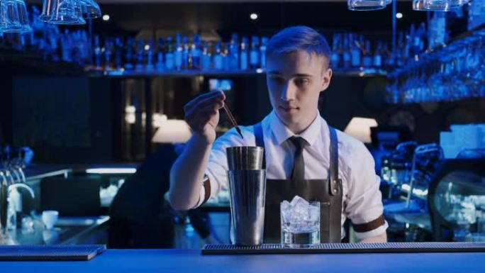 酒保调酒师结合配料，在酒吧制作酒精鸡尾酒。在红色史诗4k Uhd相机上拍摄。