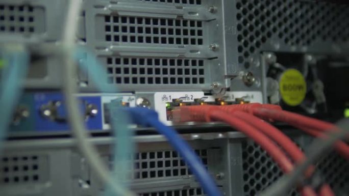 带有红色以太网导线的服务器配线架。