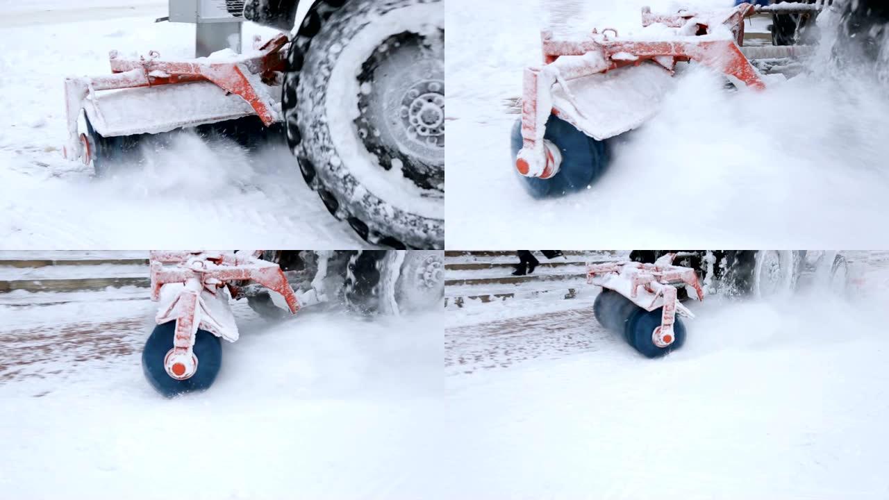 带有扫雪机设备的拖拉机在暴风雪中清除街道上的积雪。