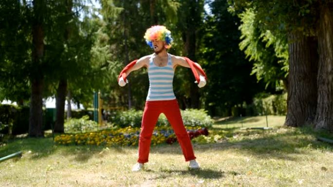 哑剧在公园里练习和运动。一个小丑展示了他如何用围巾训练的草图。