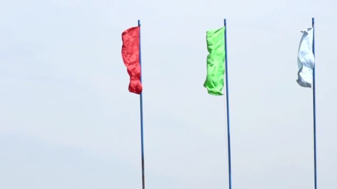 五彩的节日旗帜在蓝天下随风演变，背景，节日，慢动作，复制空间