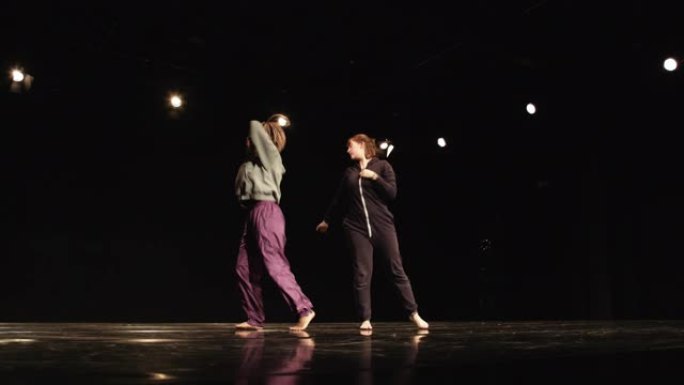 非洲和白人妇女在舞台上跳舞
