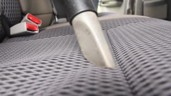 用专业真空吸尘器对汽车内饰纺织座椅进行化学清洁