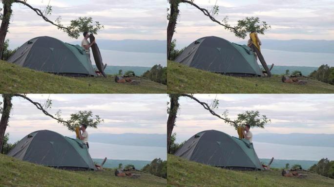 一名男子试图用嘴吹空气，将空气放入露营的空气中。