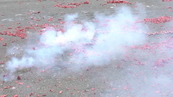 慢镜头台湾人用红色爆竹在庙前爆炸