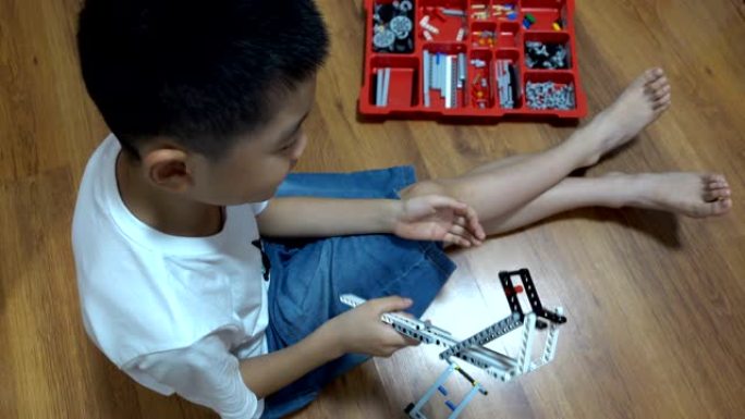 智能男孩在室内建造机器人积木