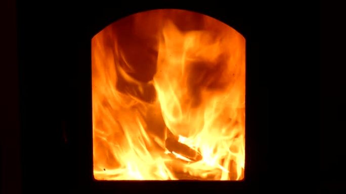 炉子里燃烧木头和煤