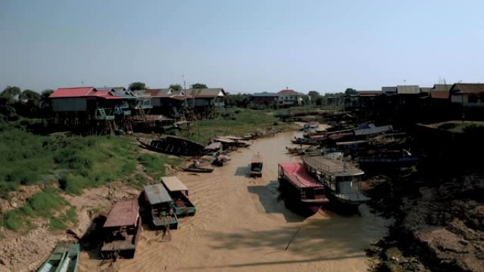 在柬埔寨浮动村，Pean Bang，洞里萨湖FullHD上的无人驾驶飞机在河上飞行