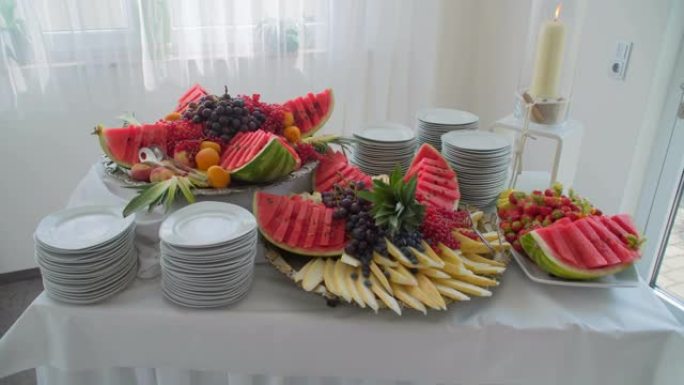 自助餐桌上的水果