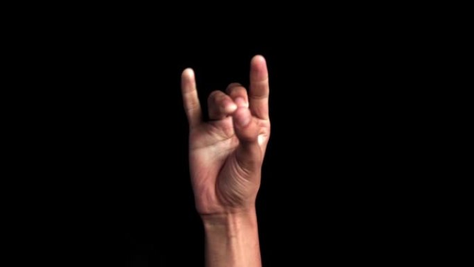 单只人手出现，并显示出Apana手印瑜伽手势或消化手印，隔离在黑色背景上。