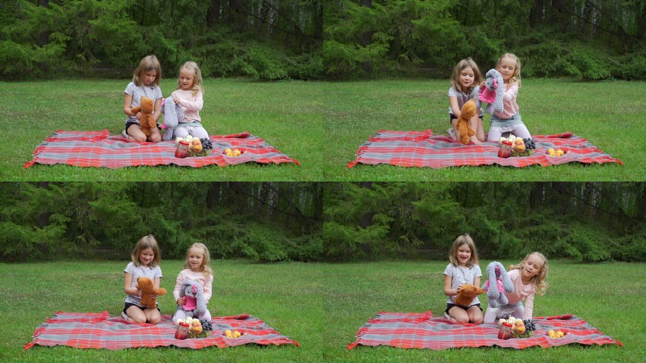 两个小女孩在野餐时玩玩具