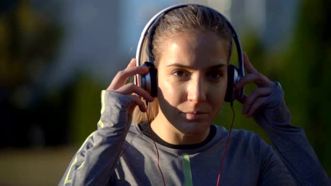 女子赛跑运动员听音乐