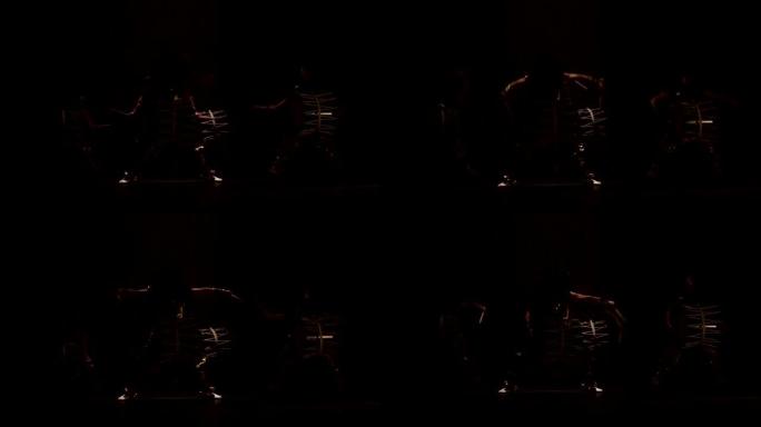 四位艺术家在黑暗背景下的舞台上，用带角和化妆鼓的假发鼓手Taiko。日本神话中的恶魔。没有声音。