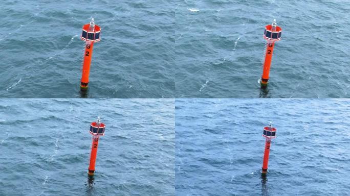 路过漂浮在波罗的海的红色浮标灯塔