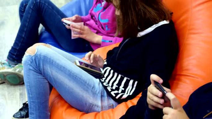青少年儿童使用小工具，智能手机，在社交网络中聊天。儿童对手机和平板电脑上瘾的概念