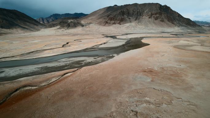 西藏旅游风光219国道盐碱地蜿蜒河道河流