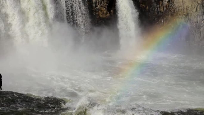 Goðafoss“众神瀑布”是冰岛的一个瀑布。这条河Skjálfandafljót的水从12米高而3