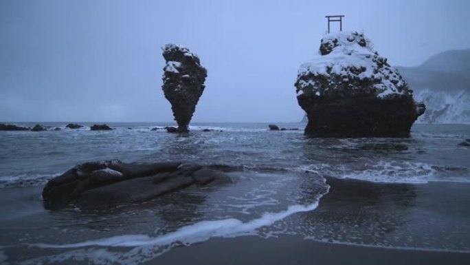 日本北海道降雪下的惠比寿岩岩和大国岩岩